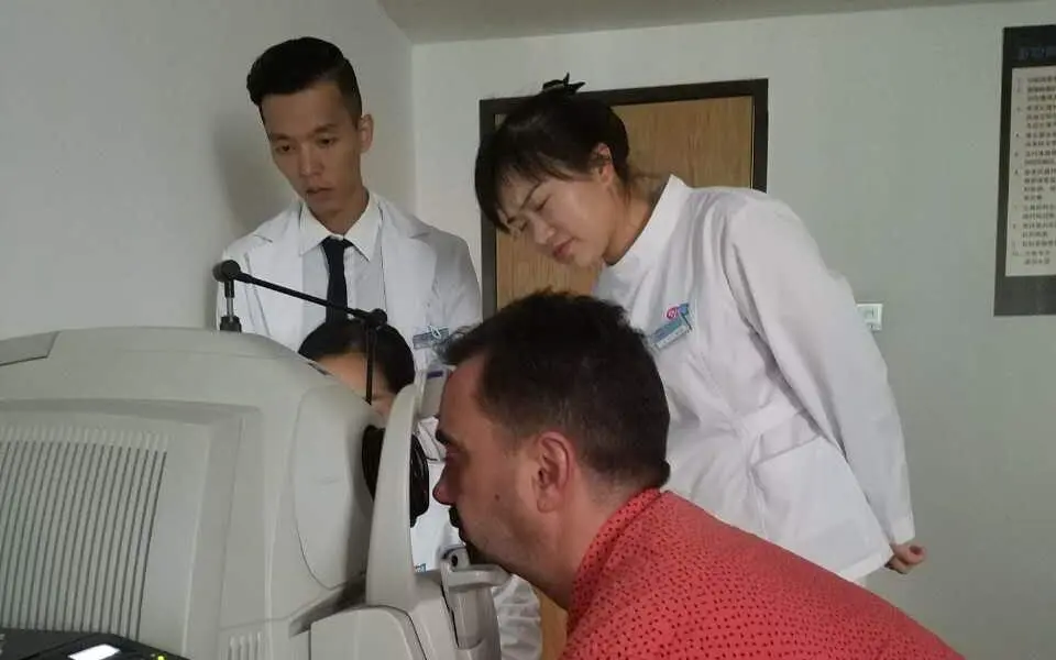 Ovidiu Simion a fait un contrôle des yeux à l'hôpital.