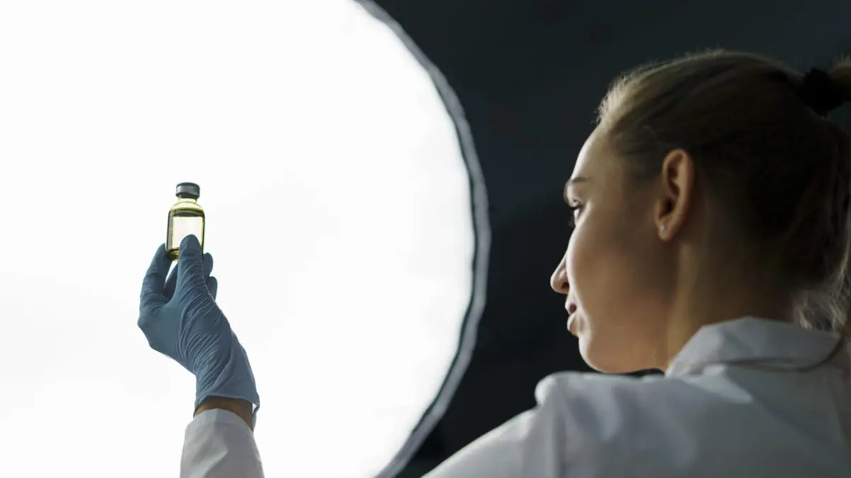 Scientifique tenant un flacon de cellules souches. 