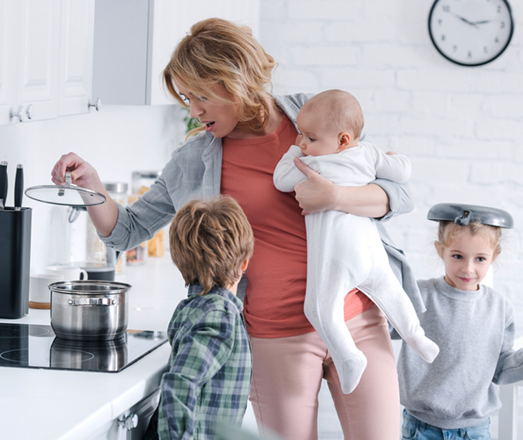 Une mère au foyer avec trois enfants
