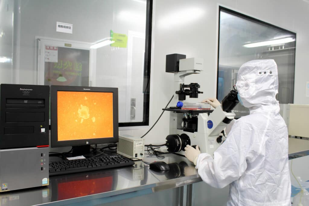 Inspection de l'assurance qualité du paquet de cellules souches par un technicien de Beike
