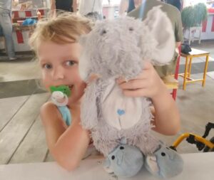 Lotta avec son éléphant en peluche