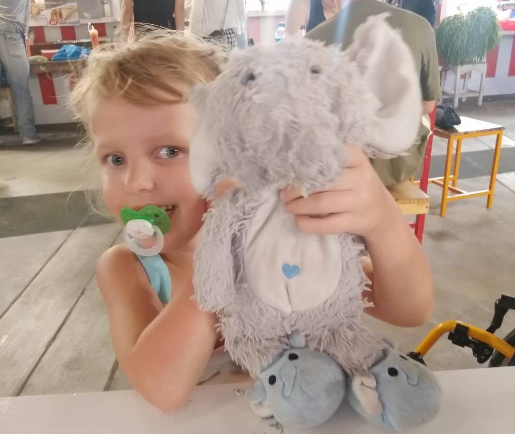 Lotta avec son éléphant en peluche